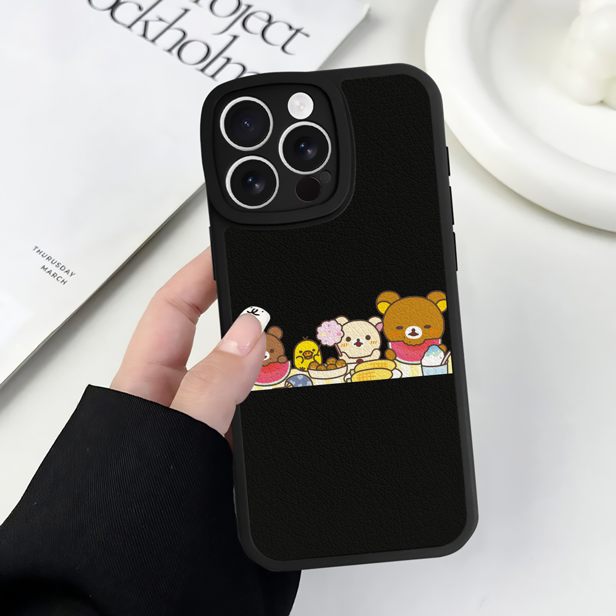 （画像用） リラックマ リラックマ キイロイトリ Rilakkuma Korilakkuma Kiiroitori 【iPhone 16シリーズ対応】シリコンスマホケース（レザー調） 材質：シリコン